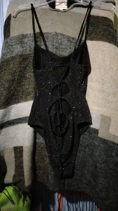 Body negro brillante con tirantes - miniatura 2