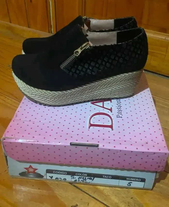 Zapatos de plataforma negros con cierre lateral