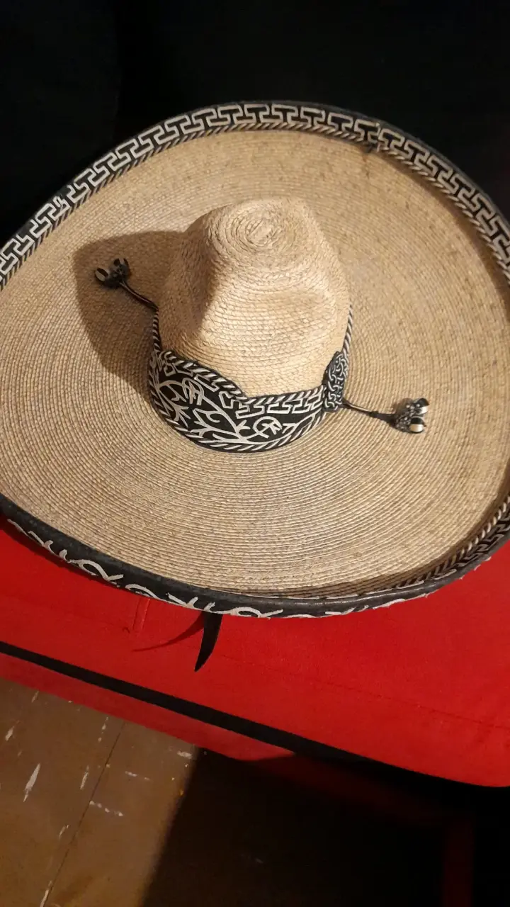 Sombrero charro mexicano de paja con diseño bordado
