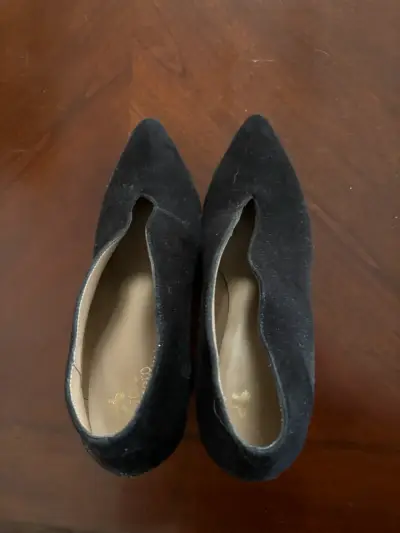 Zapatos de tacón bajo negros de gamuza - miniatura 1