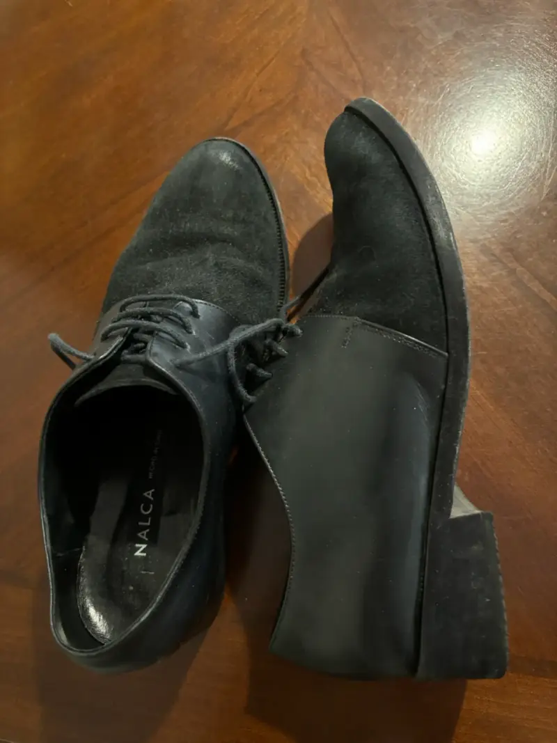 Zapatos de tacón bajo negros de gamuza - 5