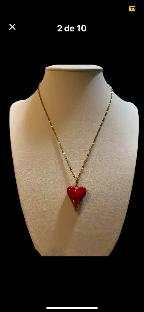 Collar de cadena dorada con dije de corazón rojo - 1