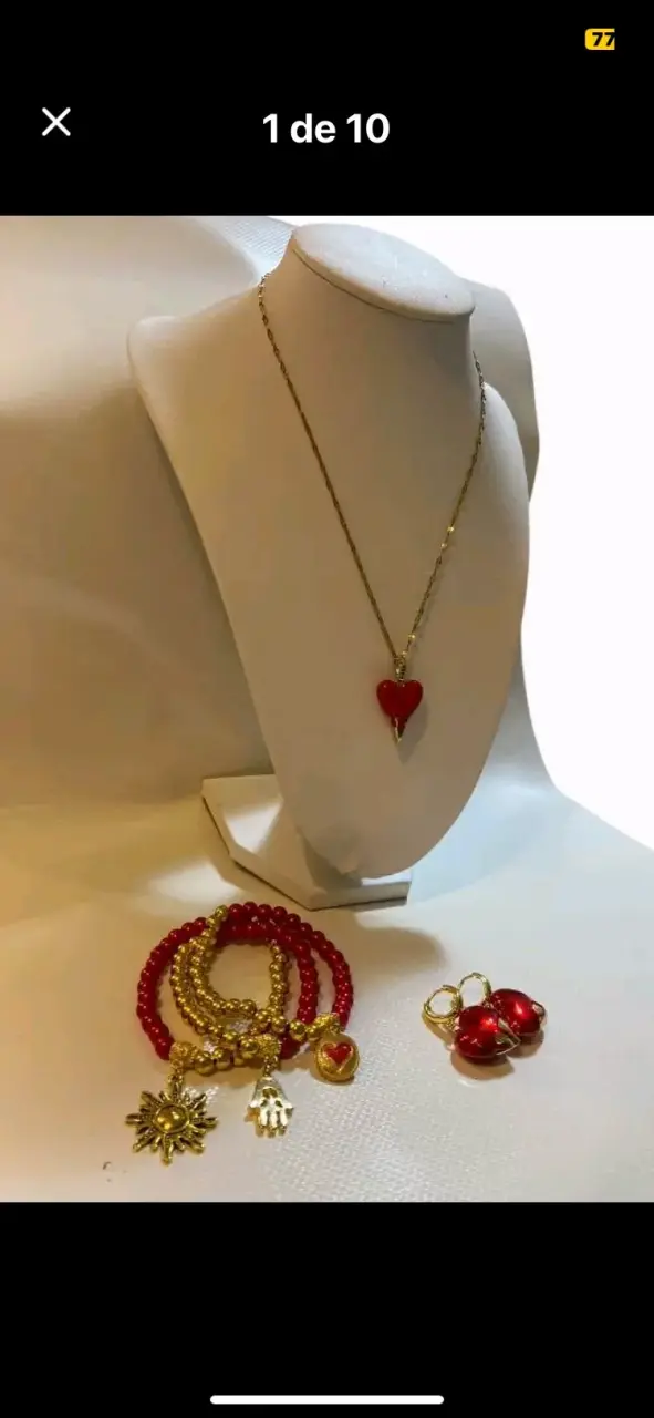 Collar de cadena dorada con dije de corazón rojo - 2