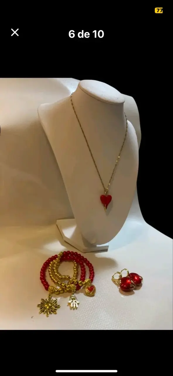 Collar de cadena dorada con dije de corazón rojo - 3