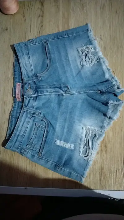 Shorts de mezclilla desgastados para mujer - miniatura 1