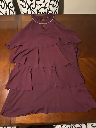 Vestido burdeo con capas elegante - miniatura 1