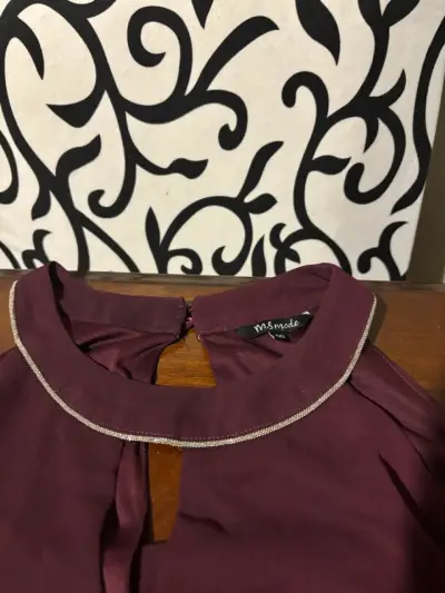 Vestido burdeo con capas elegante - miniatura 2