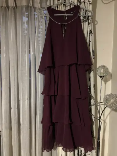Vestido burdeo con capas elegante - miniatura 3