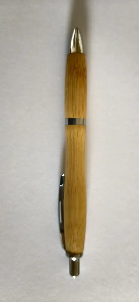 Elegante bolígrafo de bambú con detalles metálicos - 1