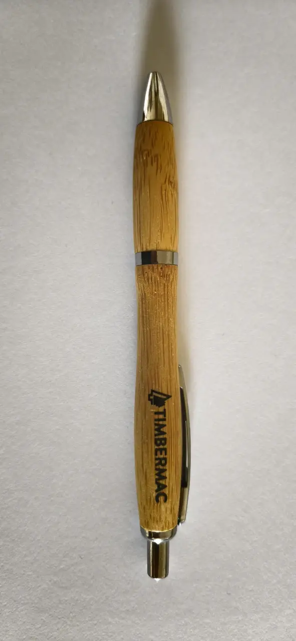 Elegante bolígrafo de bambú con detalles metálicos - 2