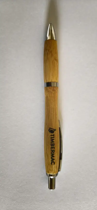 Elegante bolígrafo de bambú con detalles metálicos - miniatura 2