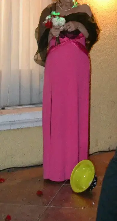 Vestido largo de fiesta fucsia con detalle negro - 1