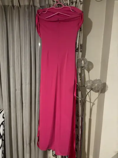Vestido largo de fiesta fucsia con detalle negro - miniatura 5