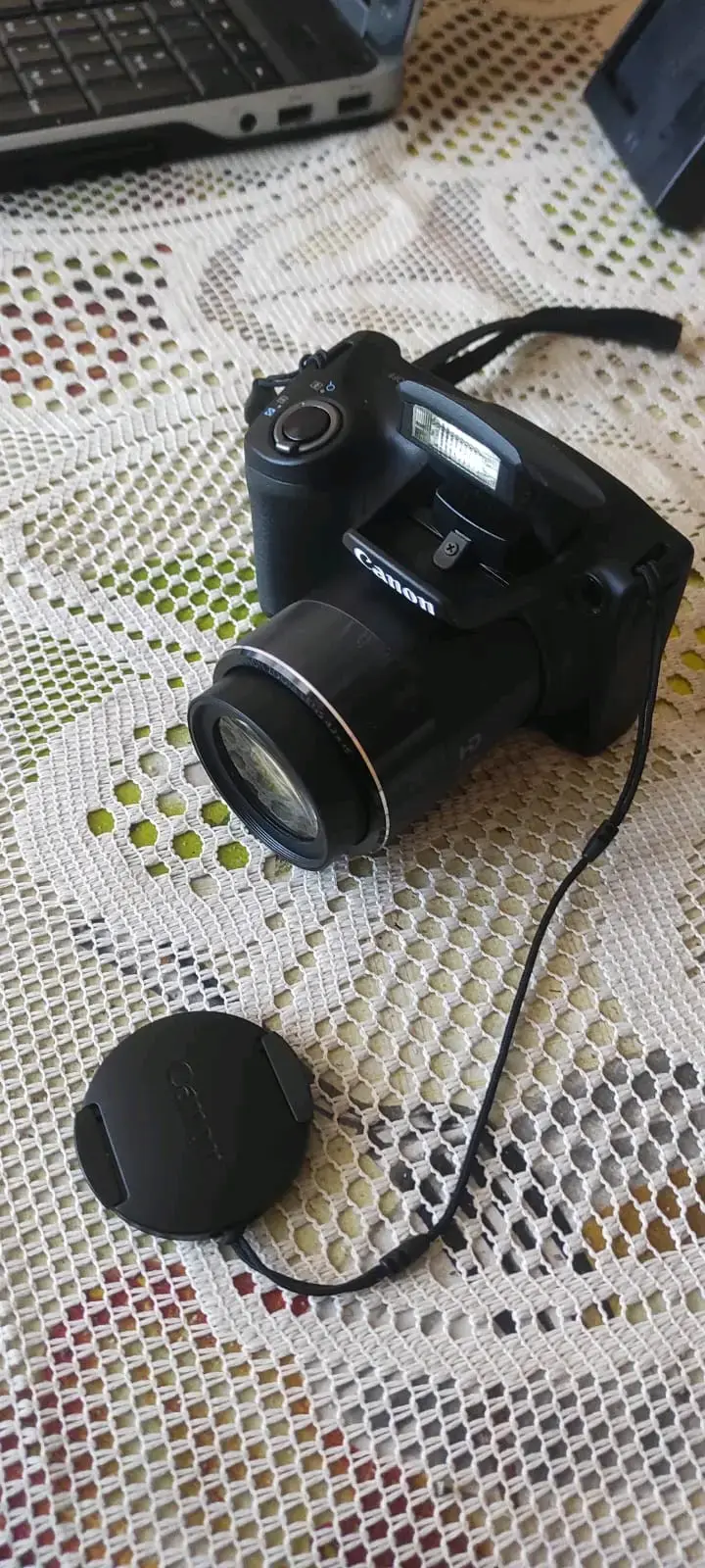 Cámara Canon con lente zoom y cargador - 1