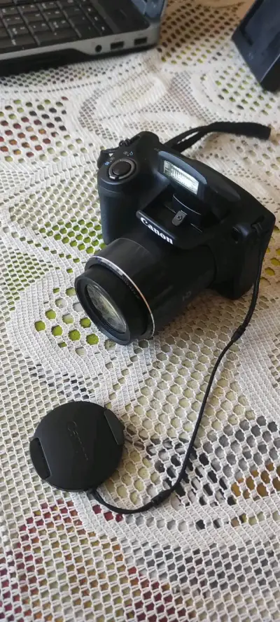 Cámara Canon con lente zoom y cargador - miniatura 1