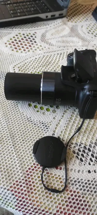 Cámara Canon con lente zoom y cargador - miniatura 2