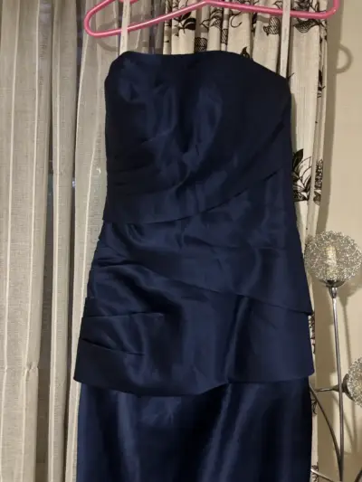 Vestido de fiesta azul marino sin tirantes - miniatura 1
