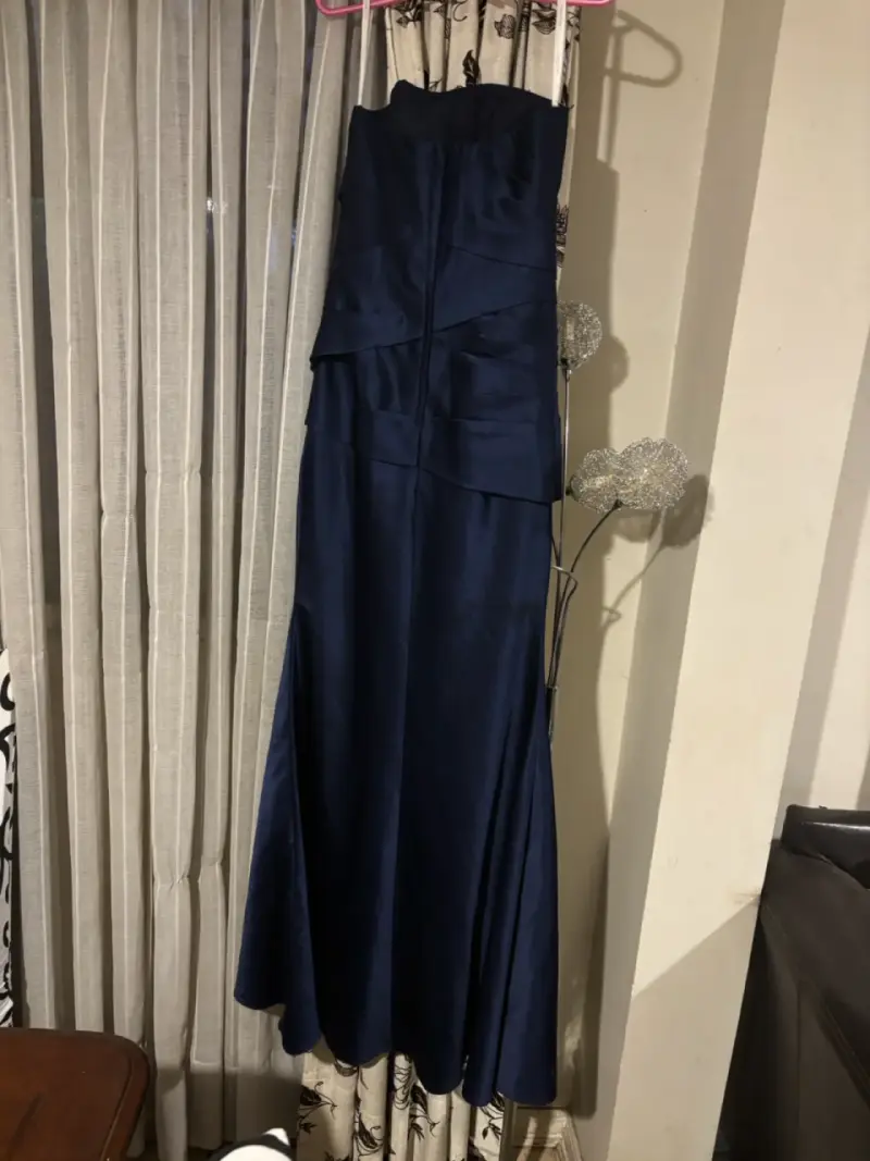 Vestido de fiesta azul marino sin tirantes - 3