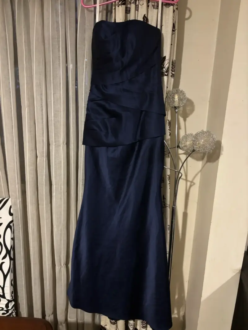 Vestido de fiesta azul marino sin tirantes - 4