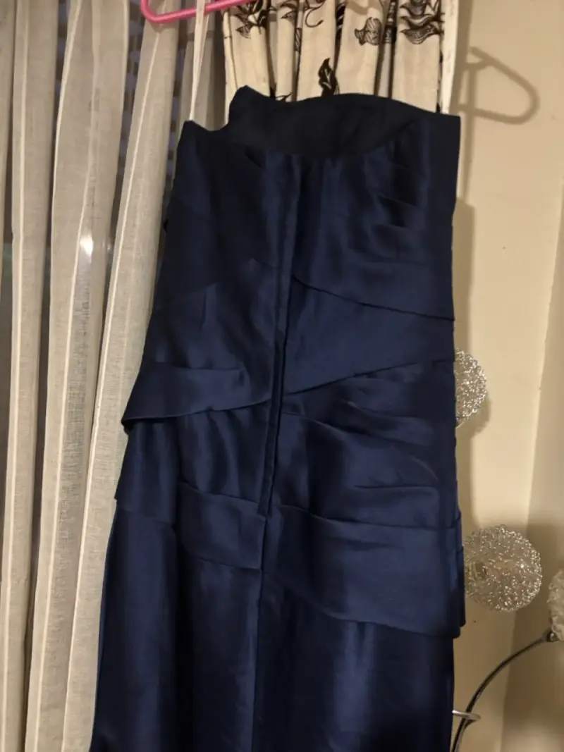 Vestido de fiesta azul marino sin tirantes - 5