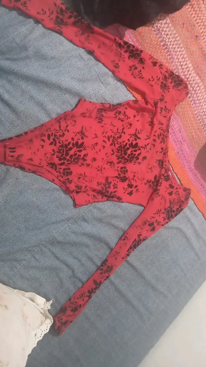 Body rojo con estampado floral negro - 1