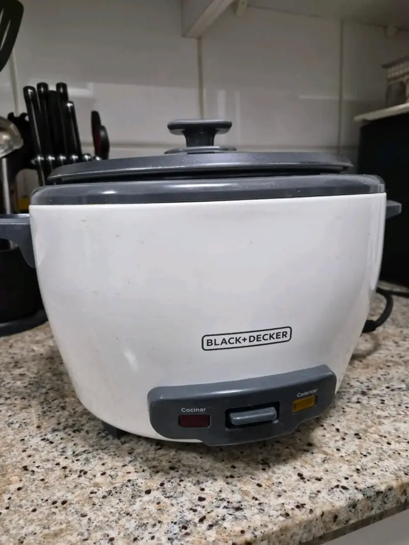 Arrocera eléctrica Black+Decker con función de calentamiento