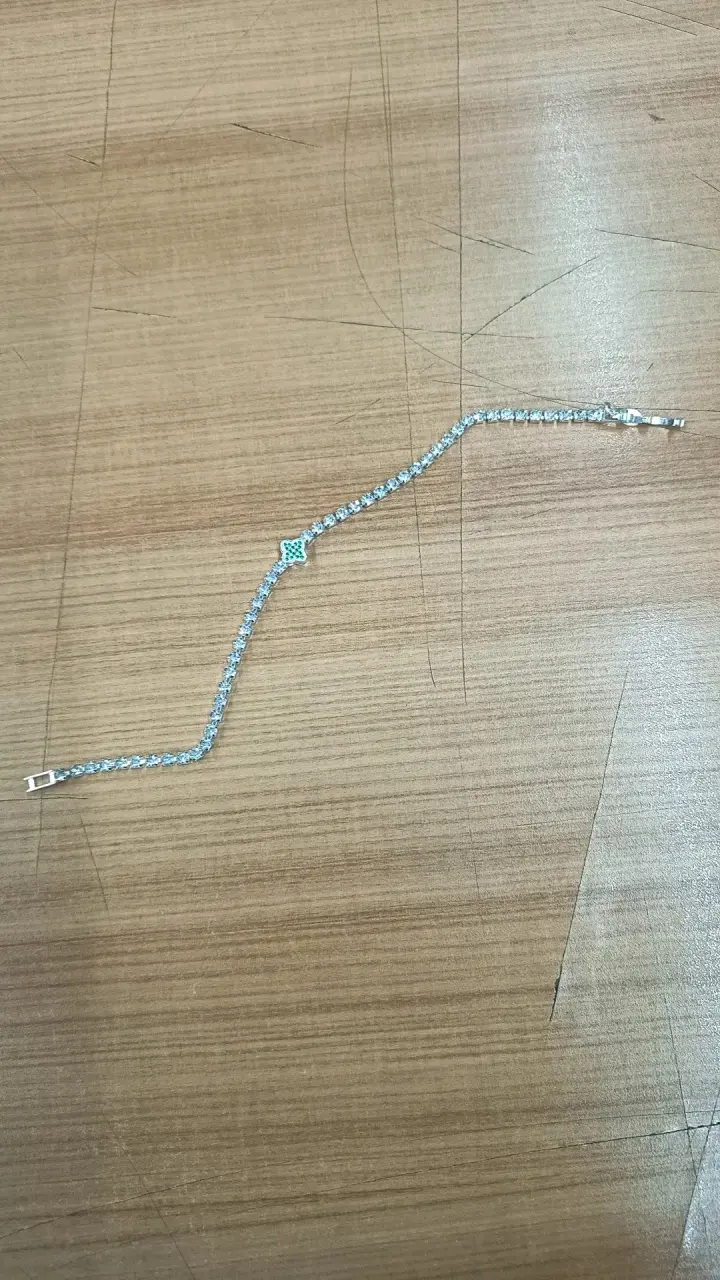 Pulsera de plata con diseño de estrella y piedras brillantes