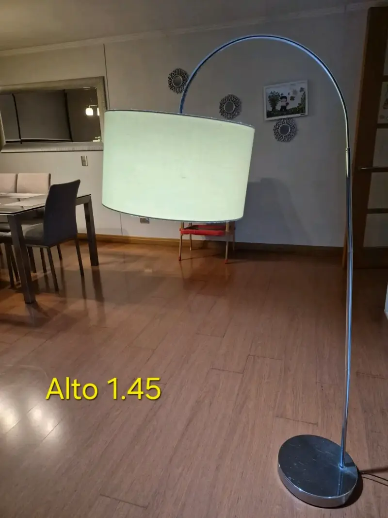 Lámpara de pie moderna con pantalla beige