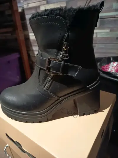 Botines de cuero negro con hebilla y forro interior - miniatura 1