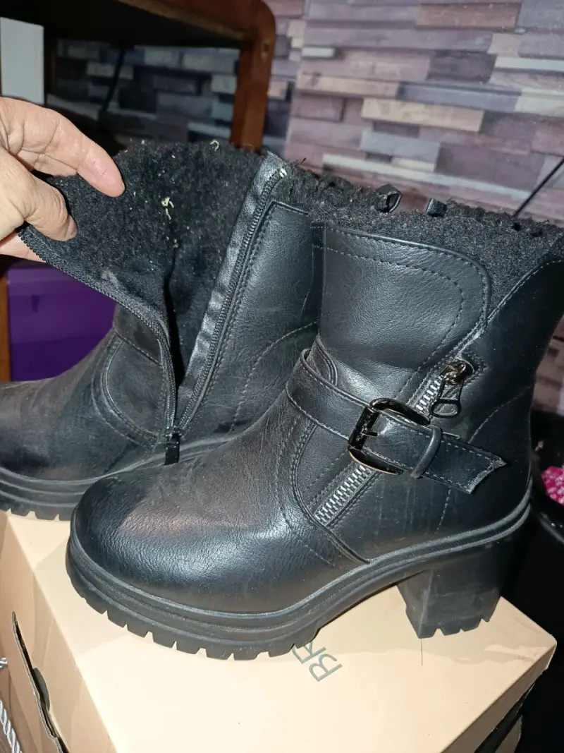 Botines de cuero negro con hebilla y forro interior - 2