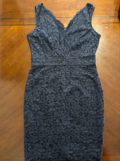 Vestido de encaje negro elegante para mujer - miniatura 1