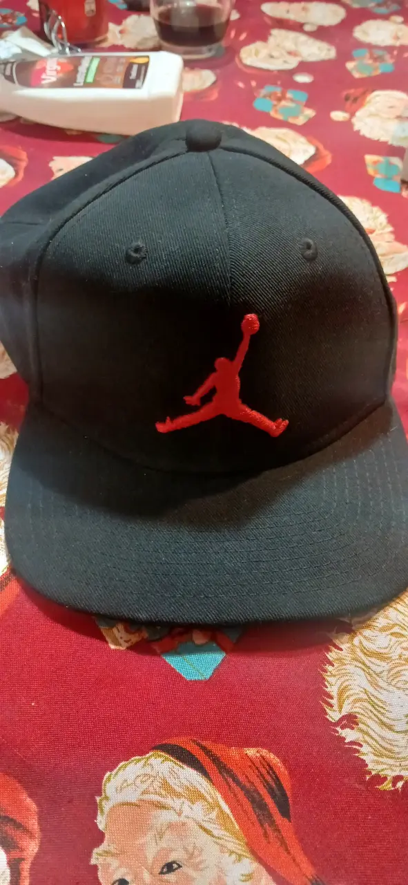Gorra origunal negra con logo rojo Jordan - 1