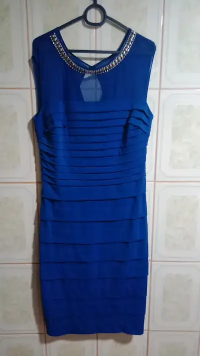 Vestido azul con detalles brillantes - miniatura 1