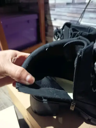 Botas negras de cuero con cierre lateral - miniatura 1