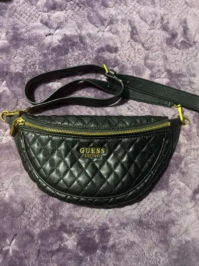 Riñonera Guess negra acolchada con cierre dorado - miniatura 1