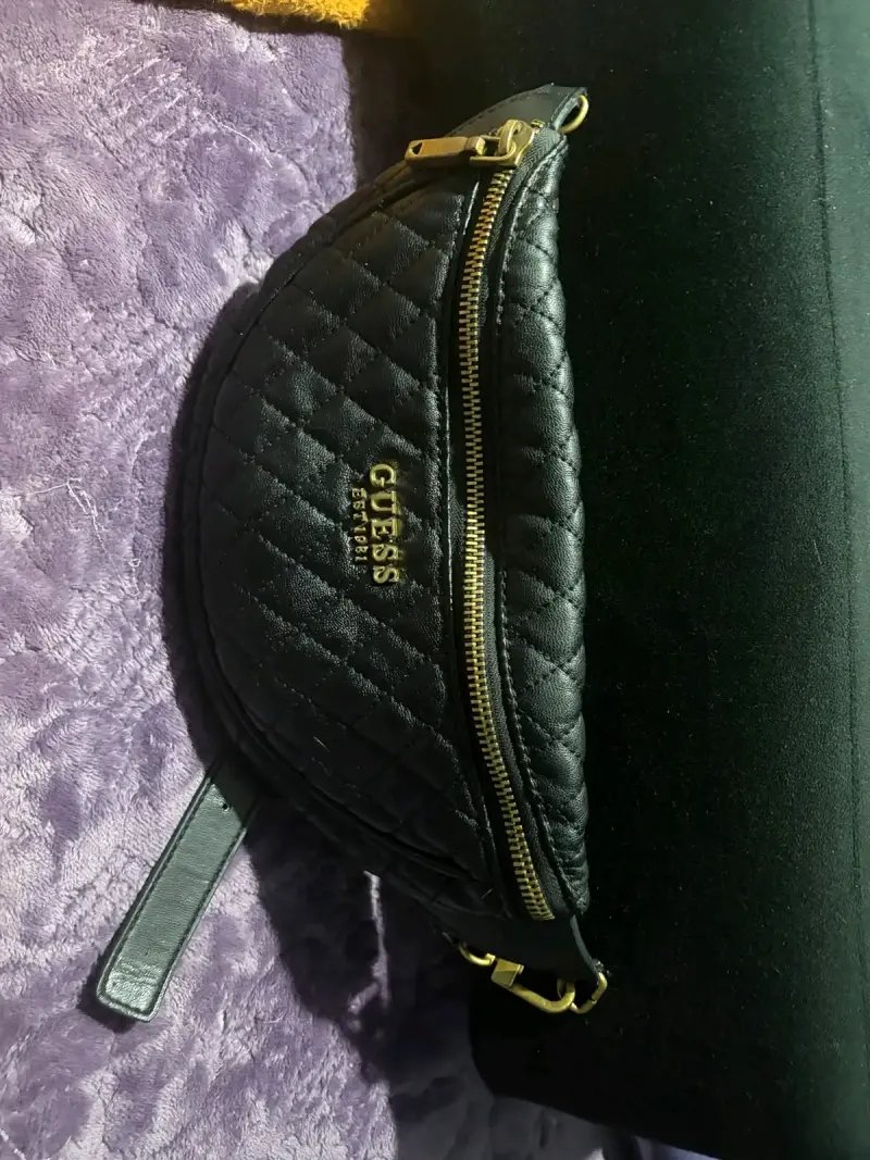 Riñonera Guess negra acolchada con cierre dorado - 3