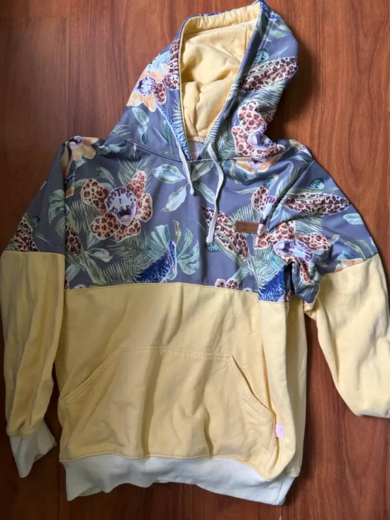 Polerón con capucha estampado floral y animal print