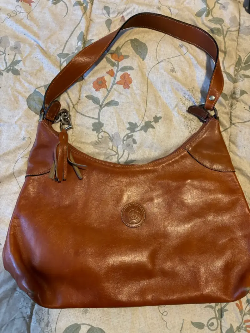 Bolso de cuero marrón con correa ajustable