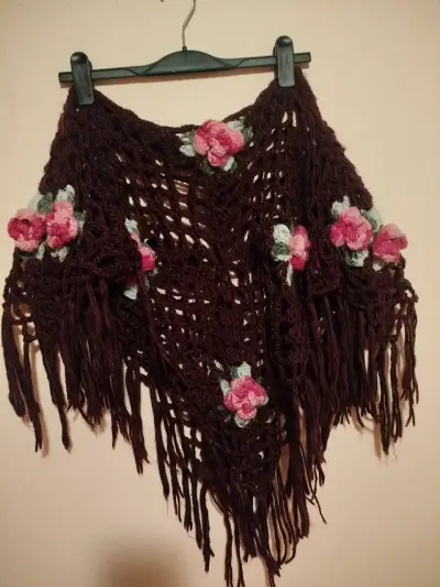 Poncho tejido a mano con flores decorativas - miniatura 1