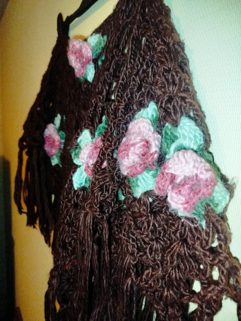 Poncho tejido a mano con flores decorativas - 2
