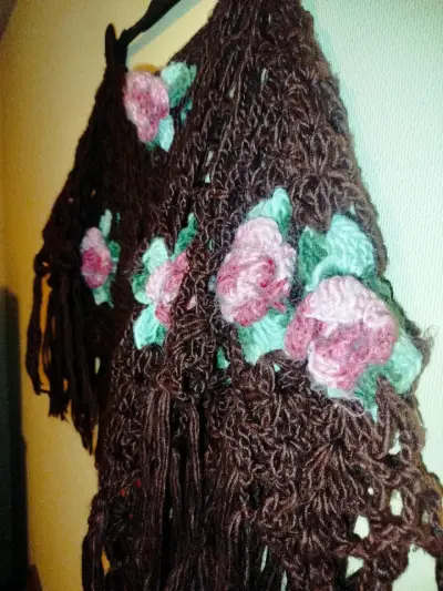 Poncho tejido a mano con flores decorativas - miniatura 2