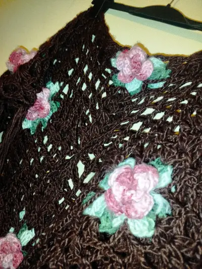 Poncho tejido a mano con flores decorativas - miniatura 3
