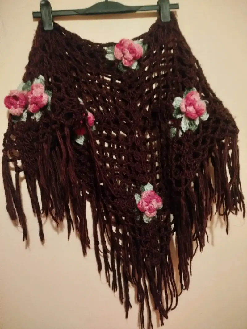 Poncho tejido a mano con flores decorativas - 4