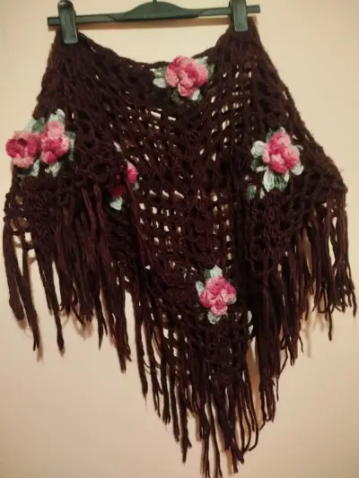 Poncho tejido a mano con flores decorativas - miniatura 4