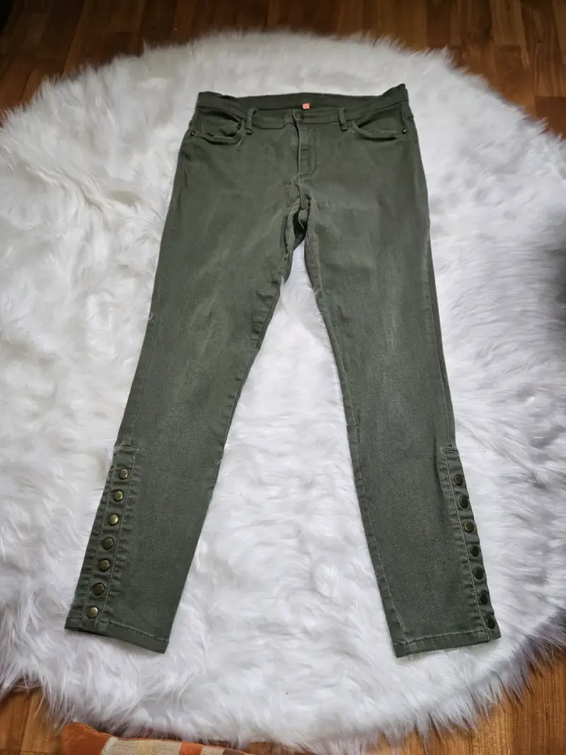 Pantalones verdes ajustados con botones decorativos - 1