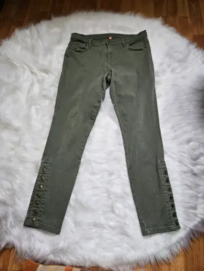 Pantalones verdes ajustados con botones decorativos - miniatura 1
