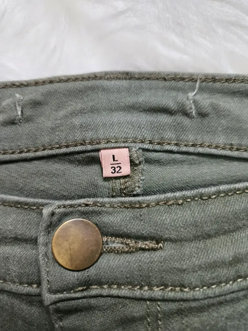 Pantalones verdes ajustados con botones decorativos - 2