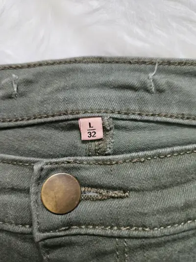 Pantalones verdes ajustados con botones decorativos - miniatura 2