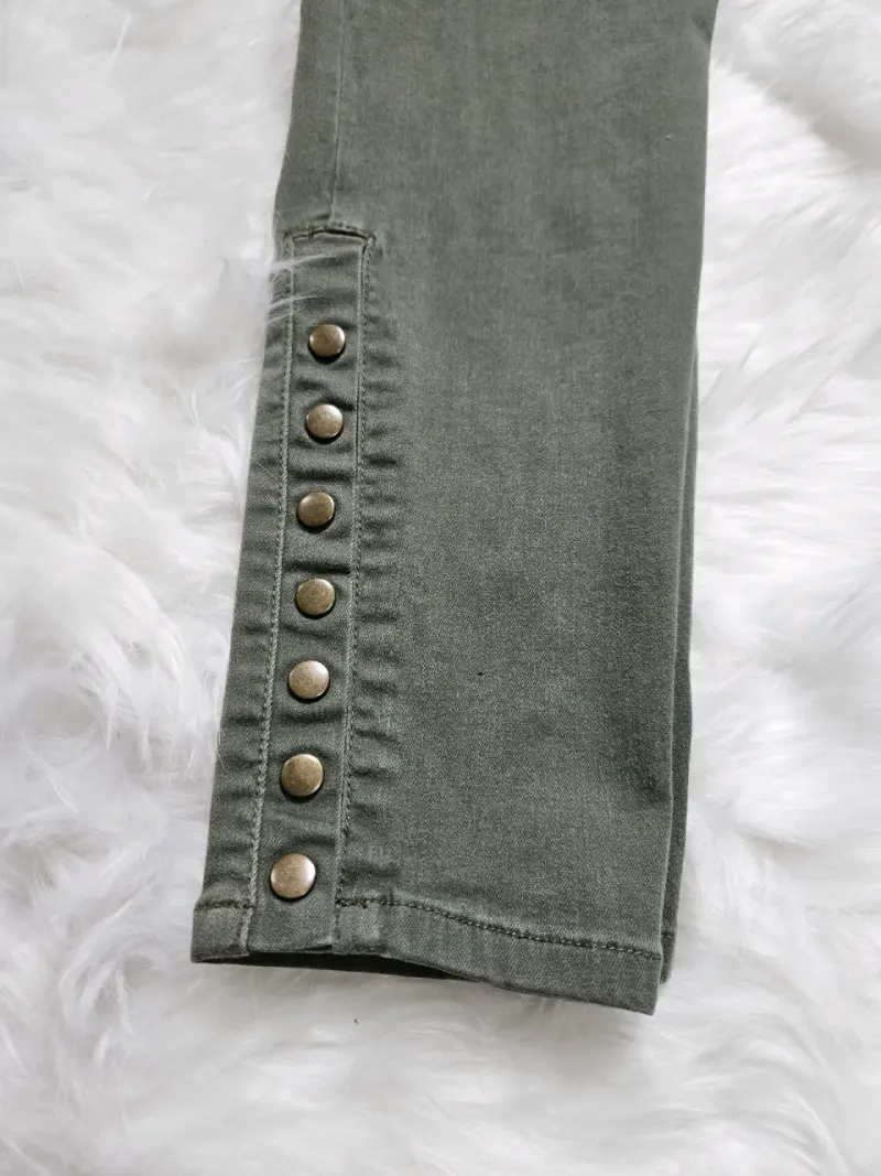 Pantalones verdes ajustados con botones decorativos - 5