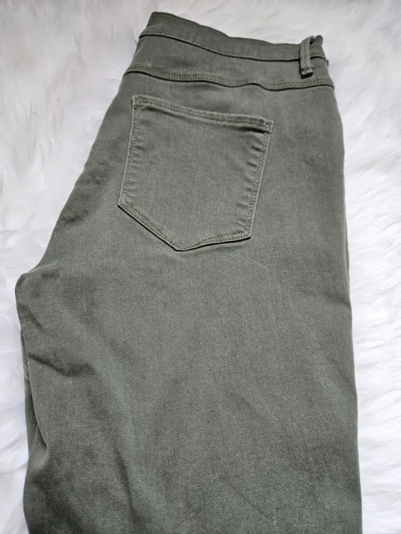 Pantalones verdes ajustados con botones decorativos - 6